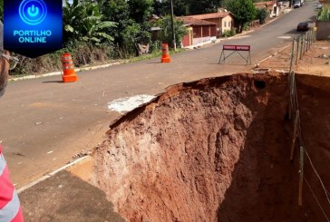 Moradores estão indignados com cratera em rua na cidade de Romaria