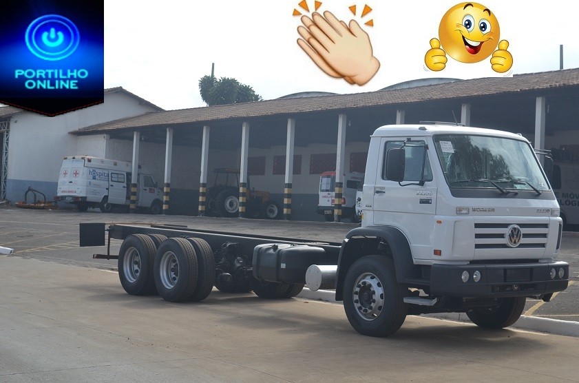 “Novo caminhão prancha” Secretária de obras adquiriu um novo caminhão para transportar maquinas.