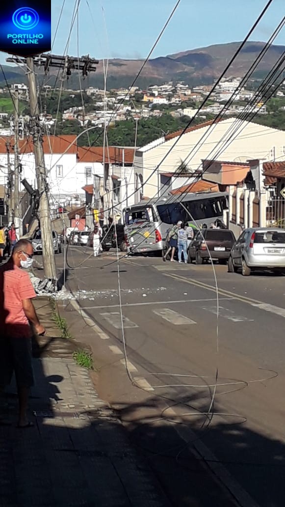 👉😱🚨🚓🚑🚒🧐😠Criminoso para vingar da esposa pega um microonibus e derruba casa da ex-mulher na cidade de Congonhas MG