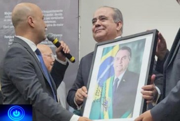 👉📢👍👏✍🚀👊👏👏👏Quadro autografado por Bolsonaro é arrematado por R$ 55 mil em leilão