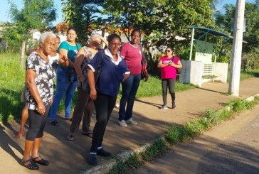👉👀👊👎😠😡🚔📢⚖🚍 🚌 Passageiros reclamam dos constantes atrasos no ponto do bairro Santo Antônio
