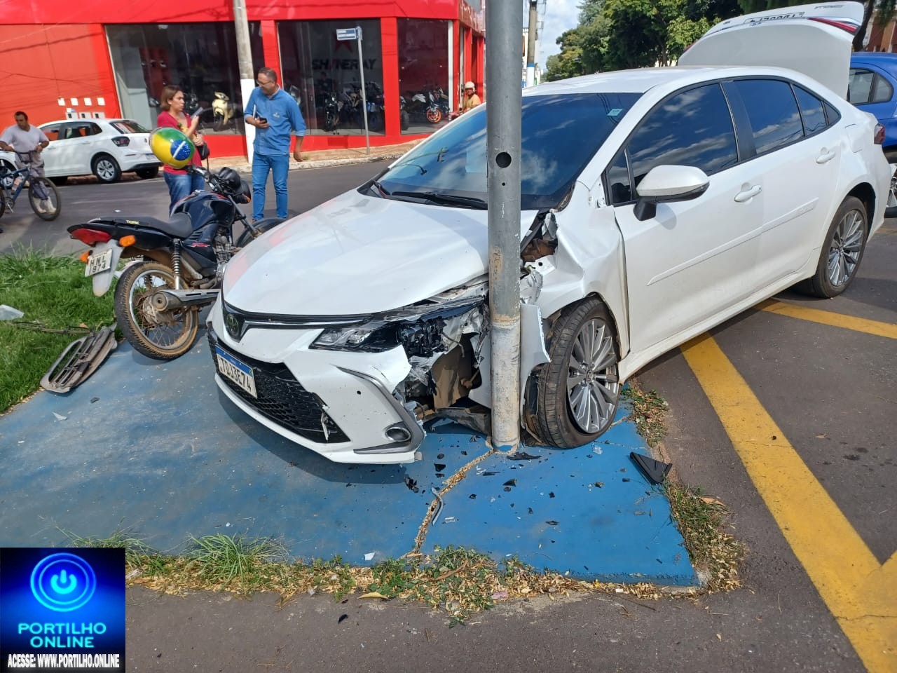 👉🏻🚔🚒🚑🚨🚧🤔😱🚦🛑🚏Sextou!!! Menos um poste de sinalização… e mais um “dublê de tocador de veículo”