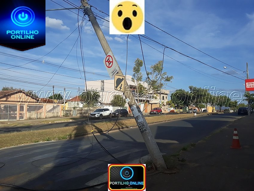 POSTE TOMBADO. Caminhão passa com a caçamba levantada e derruba poste de energia.