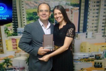  Merecidamente este troféu servidor nota 10. Vilson Batista Pinheiro recebe sua honraria por merecimento.