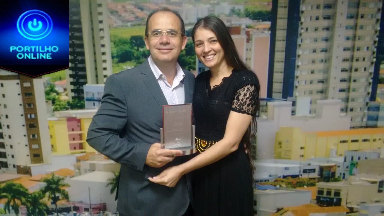  Merecidamente este troféu servidor nota 10. Vilson Batista Pinheiro recebe sua honraria por merecimento.