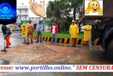 Mesmo debaixo de forte chuva, os funcionários estavam arrumando o buraco.