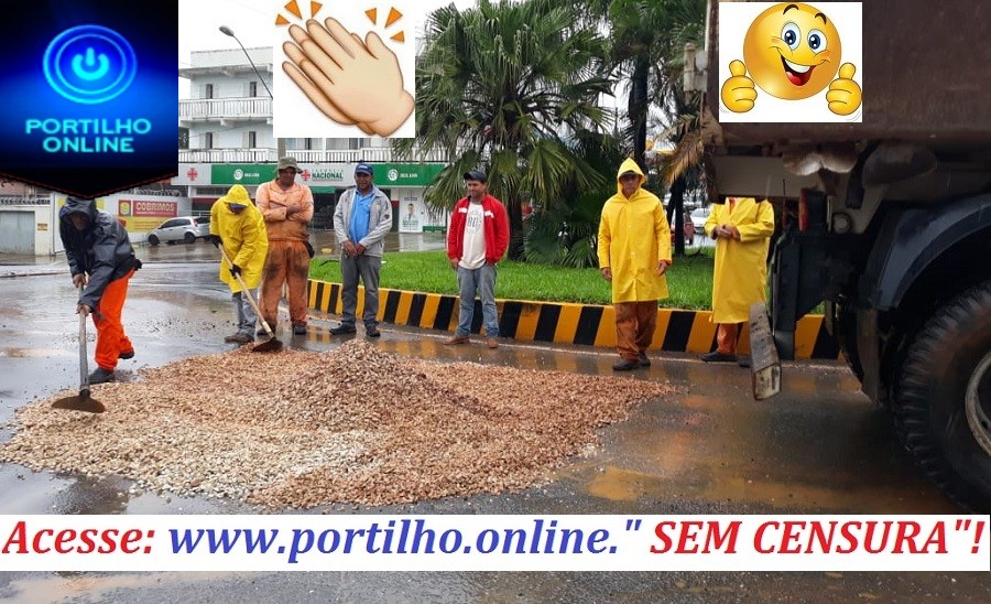 Mesmo debaixo de forte chuva, os funcionários estavam arrumando o buraco.