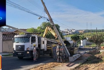 👉🤔💰💵💸💷💶“POSTES CAÍDOS POR TOCADORES DE VEÍCULOS”, POSTE AINDA SEM REPOSIÇÃO E ESCURIDÃO.