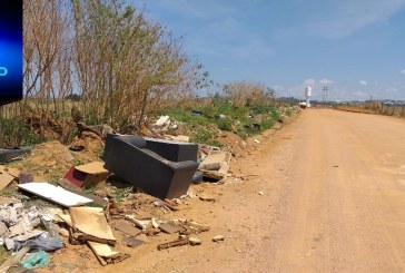 👉🤨🤔😡🤮🚜 LIXÃO NAS MARGENS DA ESTRADA VICINAL-SAINDO JARDIM SUL SENTIDO EPAMIG.