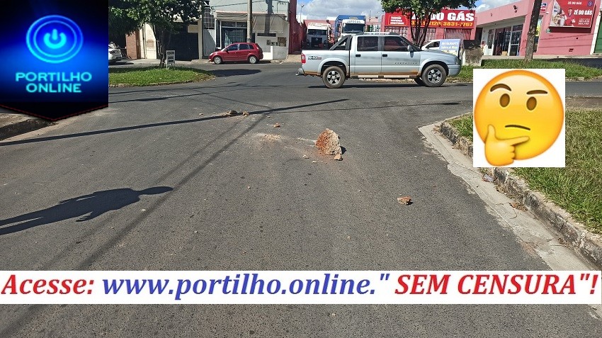 👉😱🚔🚨🙄🤔Caminhão Caçambão deixa cair blocos de cimento no meio da via pública.