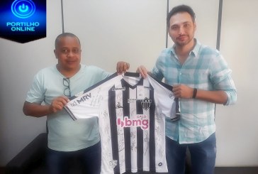 Presidente do HC Thiago Miranda recebe camisa autografada pelo elenco do Atlético e com raríssima dedicatória do técnico Sampaoli