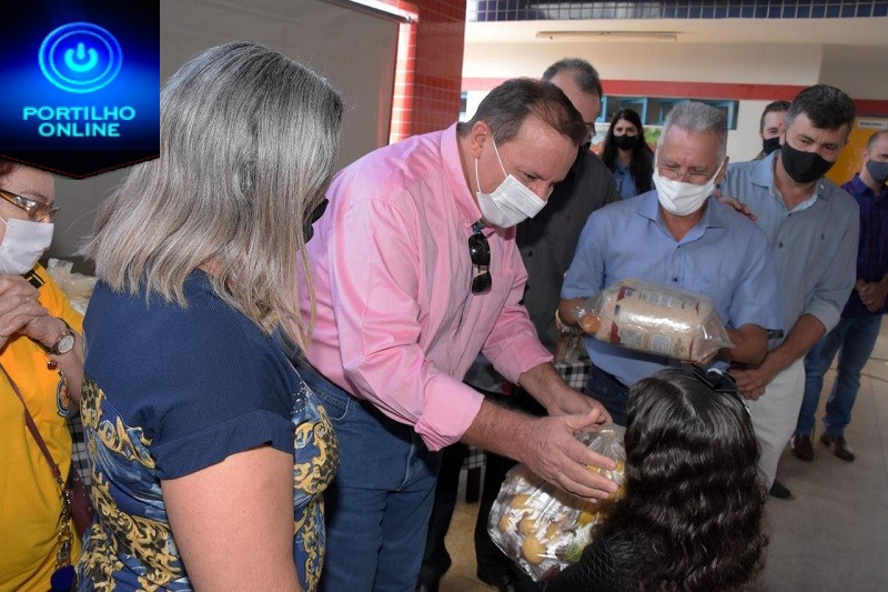 Governo Municipal entrega 7200 kits alimentação para famílias com alunos matriculados na Rede Municipal de Ensino