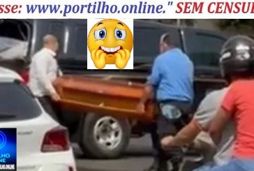 👉ELE MORREU AO CAIR COM O CAIXÃO! 🤔🧐🕵️‍♀️🔍📢⚰🕳🕯Morreu e o caixão cai na pista é retirado de rodovia após cair de carro funerário