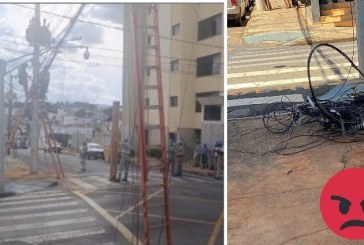 👉📢😡❓💡🔦🔌🕯🫵💡😱Empreiteira troca os Postes e deixam emaranhados de fios jogados nas calçadas 😡🤬😠