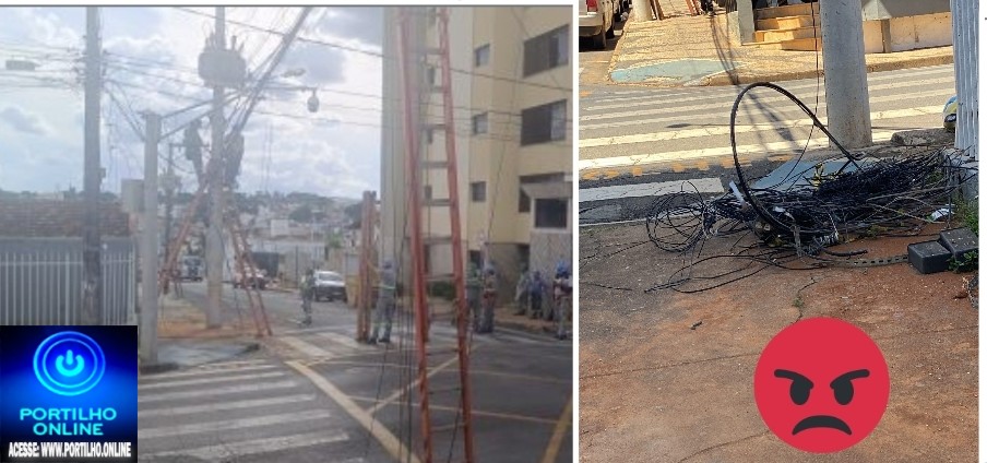 👉📢😡❓💡🔦🔌🕯🫵💡😱Empreiteira troca os Postes e deixam emaranhados de fios jogados nas calçadas 😡🤬😠