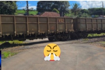 📢👉😡🚧❓😠🚔🔍🕵🔎🚨😱👎🚦🛑🚏Trem da mineradora interrompe via pública 🚂 🚆 Salitre de Minas pede socorro!
