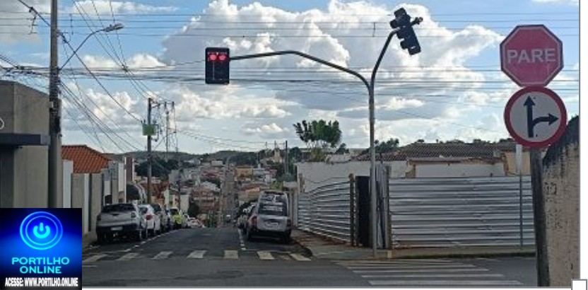 👉📢🤔❓🚔🚑🚒⚰🕯Em fim 🔚. Mais um semáforo 🛑 🚥 🚏 é instalado para conter os dublê de motorista 🫵 🚓