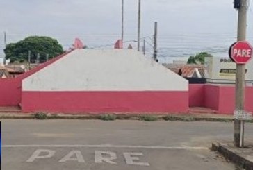 👉🚧🚨🫐🫵😡🤔📢Após 10 meses, o vermelho e branco da corrupção permanece na passarela do bairro São Benedito