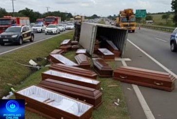 👉😱🚚⚰️👀🚨⚰️⚰️⚰️⚰️⚰️⚰️Caminhão 🚛 🚚 😱 carregado de caixões tomba e a ” carga não foi saqueada”.
