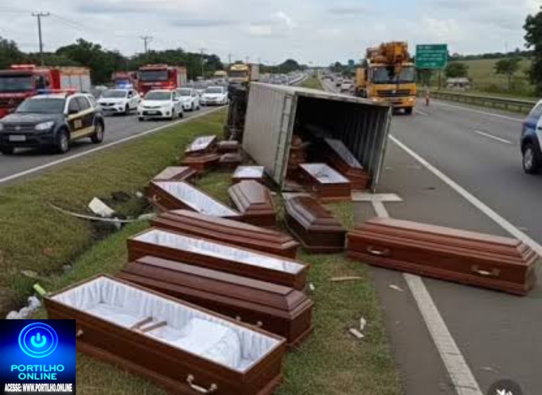 👉😱🚚⚰️👀🚨⚰️⚰️⚰️⚰️⚰️⚰️Caminhão 🚛 🚚 😱 carregado de caixões tomba e a ” carga não foi saqueada”.