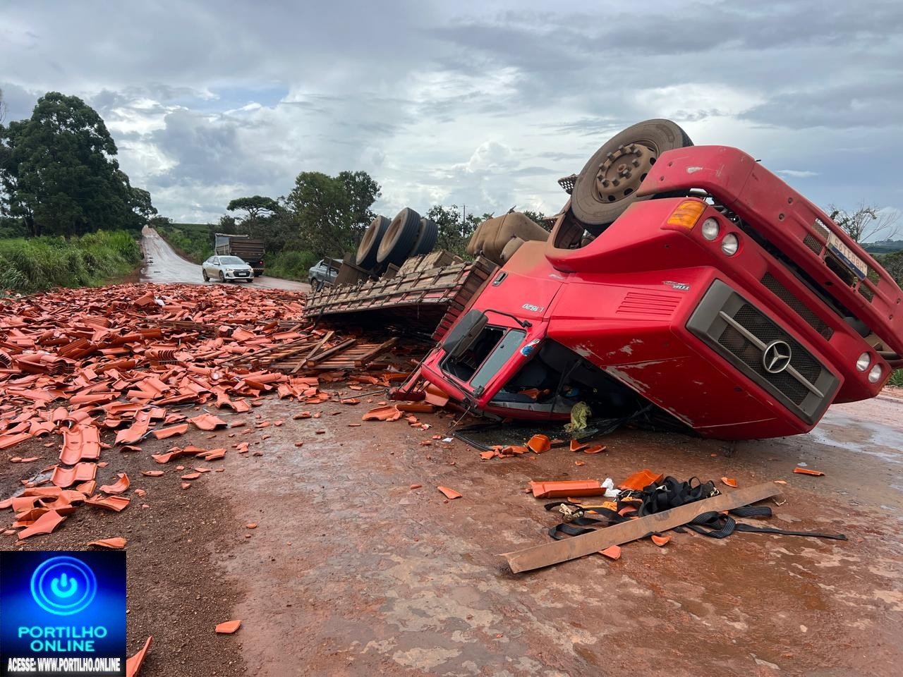 👉😱📢🛑🚧🚔🚑🚒🧐🚨Casa 🏡 sem telhas e caminhão 🚛 tomba na MG-188, próximo à entrada de Boa Vista