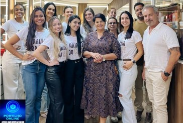 👉🏻👏🏻🤝🫴🏻🎇🥻👠👑👒Entre pincéis e penteados, candidatas à Rainha Mundial do Café 2026 participam de aula de cabelo e maquiagem