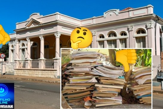 👉🏻🫵🏻📔📚😡😠👎🏻Livros 📚 velhos. Boa noite Meu amigo Portilho da um atenção nas escolas estaduais