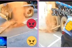 ￼￼￼￼￼￼￼￼￼￼ Caminhão caçamba sem lona espalha entulho sobre veículo estacionado