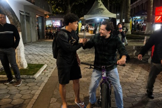 👉🏻🚲👏🏻🫴🏻🙌🏻👍🏻🤙🏻Prefeito Dr. Gustavo Brasileiro é visto pedalando entre os caixotes na Praça Santa Luzia
