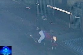 👉🏻🤔😱🫵🏻👀👊🏻👜Você 🫵🏻 reconhecer esse motociclista? Ele pagou uma bolsa 👜 caída na rua com objetos
