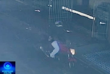 👉🏻🤔😱🫵🏻👀👊🏻👜Você 🫵🏻 reconhecer esse motociclista? Ele pagou uma bolsa 👜 caída na rua com objetos