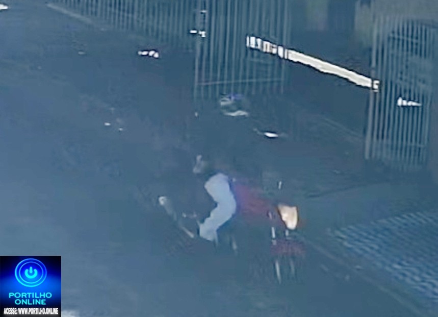 👉🏻🤔😱🫵🏻👀👊🏻👜Você 🫵🏻 reconhecer esse motociclista? Ele pagou uma bolsa 👜 caída na rua com objetos