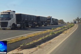 🫵🏻👎🏻🚔🤔🚧🚨DENÚNCIA CADÊ A POLÍCIA RODOVIÁRIA?😱👉🏻: CAMINHÕES QUE CARREGAM GESSO ESTÃO PARANDO NO MEIO DA MG-230 E COLOCANDO VIDAS EM RISCO