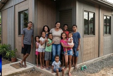 👉👏🏆🏠🏡🏚Ela tem 45 anos, é mãe de 9 filhos e recebeu uma casa construída com 2 toneladas de plástico, montada em apenas 15 horas