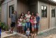 👉👏🏆🏠🏡🏚Ela tem 45 anos, é mãe de 9 filhos e recebeu uma casa construída com 2 toneladas de plástico, montada em apenas 15 horas
