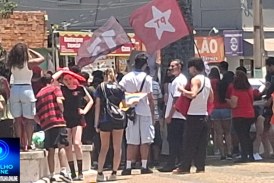 👉🏻🫵🏻😱🎓📢🚨 MOVIMENTO ESTUDANTIL DE PATOS DE MINAS SE REÚNE NA PRAÇA CENTRAL PARA PROTESTO PACÍFICO