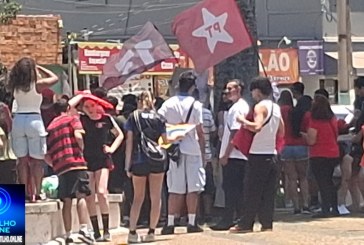 👉🏻🫵🏻😱🎓📢🚨 MOVIMENTO ESTUDANTIL DE PATOS DE MINAS SE REÚNE NA PRAÇA CENTRAL PARA PROTESTO PACÍFICO