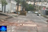 👉🏻🫵🏻🤔👀😡😠Moradores reclamam ha mais de um mês para trampar esse buraco 🕳️ 👎🏻 🚧 😤 🗣️
