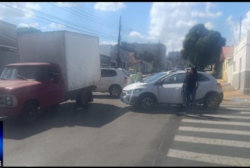 👉🏻😱🚨🚧🛑🚑🚒🚔 ACIDENTE! MULHER AO VOLANTE, PERIGO CONSTANTE? 🚗💥 CAMINHONETE É ATINGIDA APÓS DESRESPEITO À PLACA DE PARE!