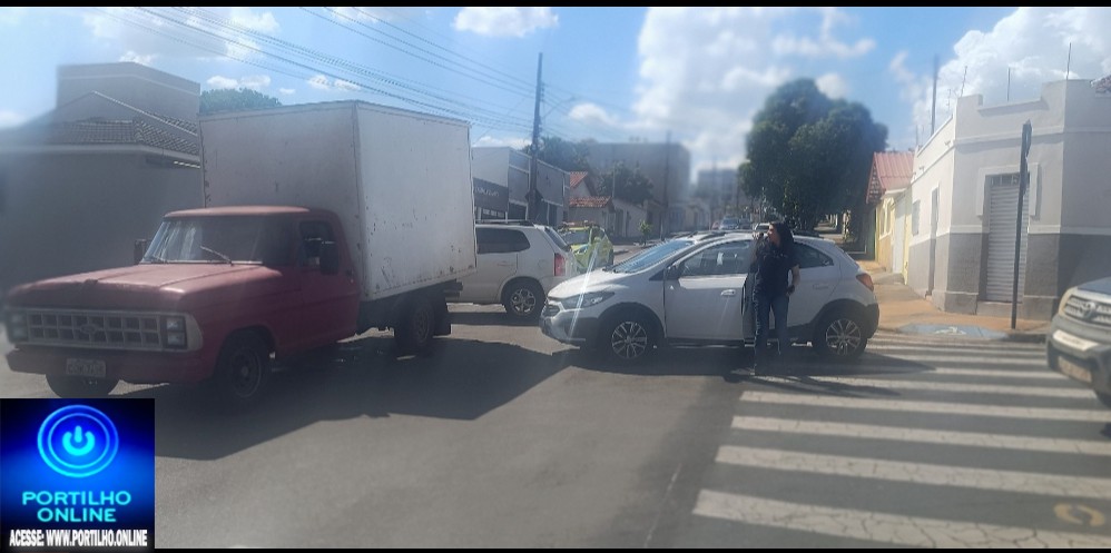 👉🏻😱🚨🚧🛑🚑🚒🚔 ACIDENTE! MULHER AO VOLANTE, PERIGO CONSTANTE? 🚗💥 CAMINHONETE É ATINGIDA APÓS DESRESPEITO À PLACA DE PARE!